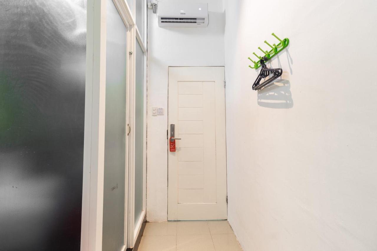 Отель Reddoorz Near Sun Plaza Medan 2 Экстерьер фото