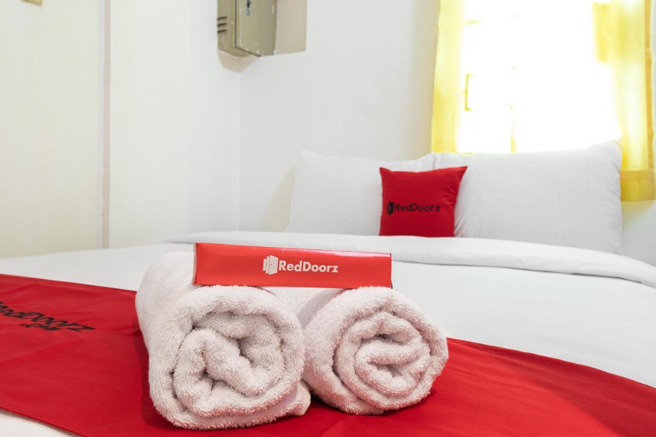 Отель Reddoorz Near Sun Plaza Medan 2 Экстерьер фото