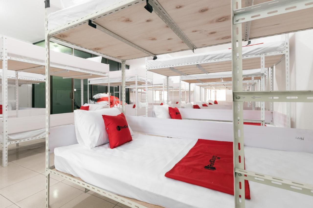 Отель Reddoorz Near Sun Plaza Medan 2 Экстерьер фото