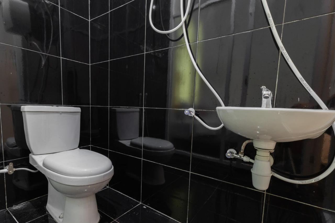 Отель Reddoorz Near Sun Plaza Medan 2 Экстерьер фото