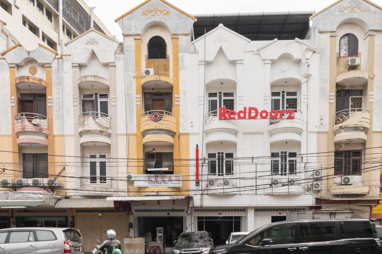 Отель Reddoorz Near Sun Plaza Medan 2 Экстерьер фото