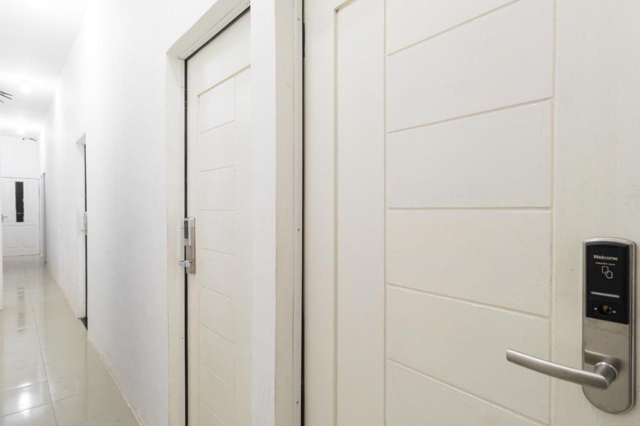 Отель Reddoorz Near Sun Plaza Medan 2 Экстерьер фото