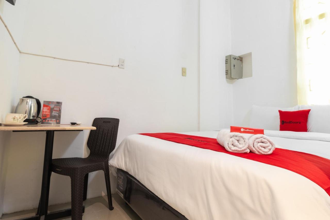 Отель Reddoorz Near Sun Plaza Medan 2 Экстерьер фото