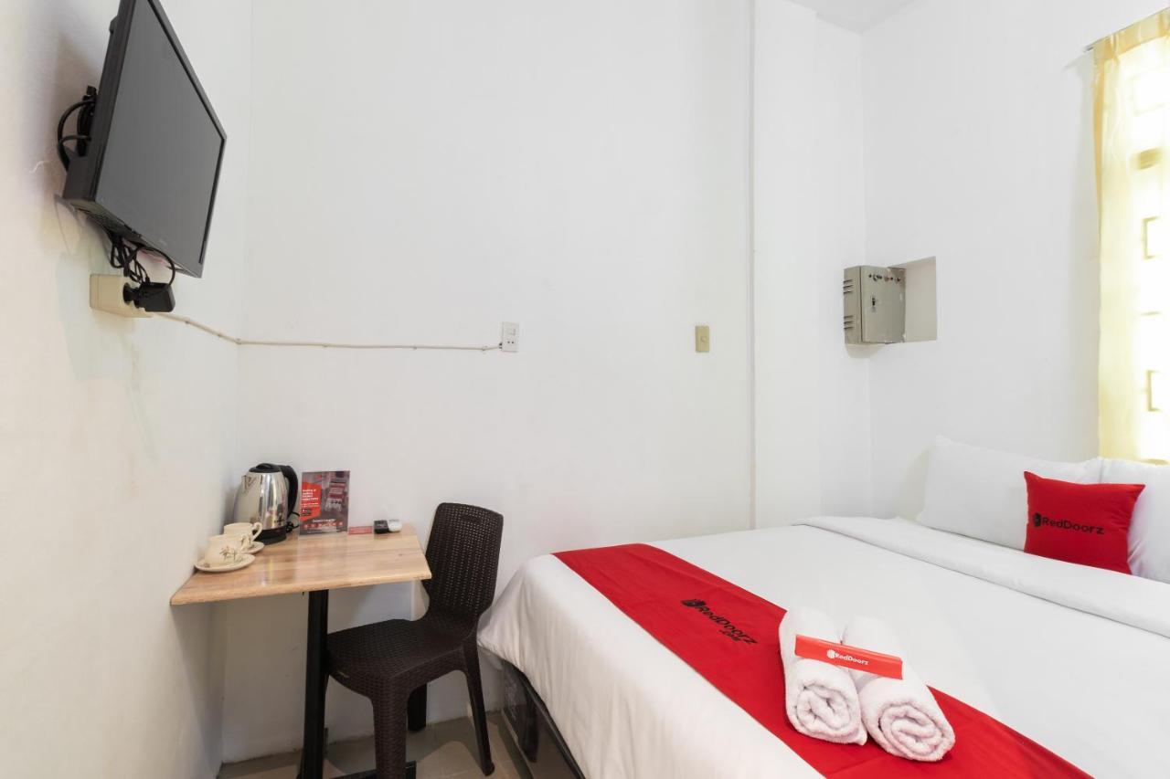 Отель Reddoorz Near Sun Plaza Medan 2 Экстерьер фото